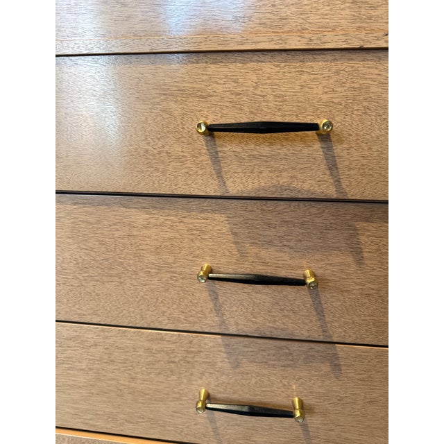 1940s 1940s United Furniture Blonde Mahogany Dresser 1940s Five Drawer Chest Black Lucite Hardware For Sale - Image 5 of 10
