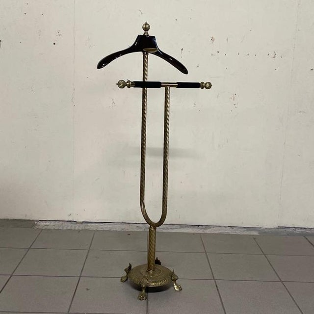 A splendid and elegant valet stand dating back to the 1950s and 1960s, in true Hollywood Regency style. Due to its...