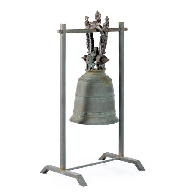 Temple bell (bonshô) japanese, from the second half of the 19th century. In bronze with relief decoration. Signs of use....