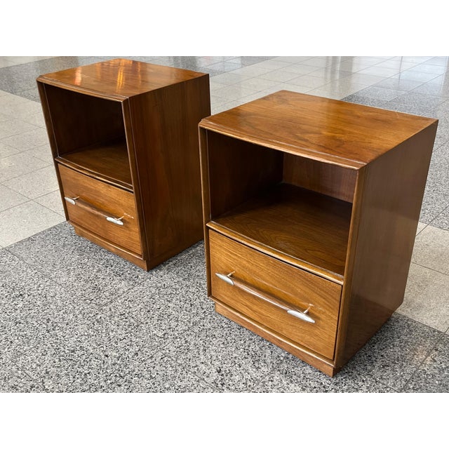 1950s Widdicomb Walnut Nightstand End Tables by T. H. Robsjohn-Gibbings - A Pair For Sale - Image 5 of 11