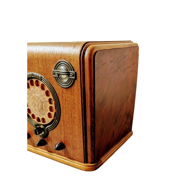 This is a beautiful, moderately sized table radio. The radio is in very nice condition, sporting a novel "teledial"...
