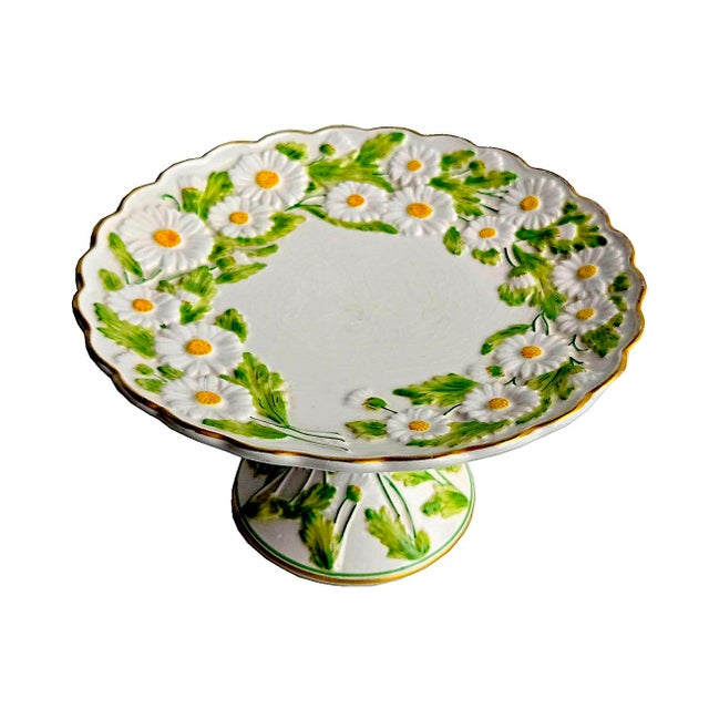 1960s Mottahedeh Ceramic Daisy Pedestal Cake Stand For Sale - Image 9 of 15