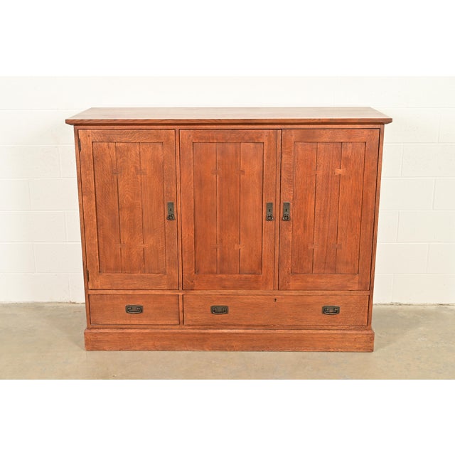 A beautiful Mission or Arts & Crafts style media cabinet or armoire By L. & J.G. Stickley USA, Late 20th Century Solid...