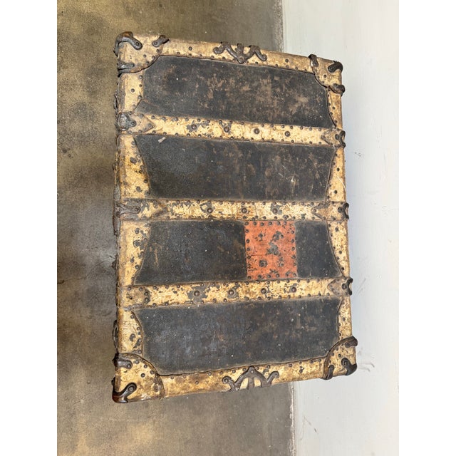 Authentic Late 19th-Century Dome-Top Steamer Trunk For Sale In Los Angeles - Image 6 of 12