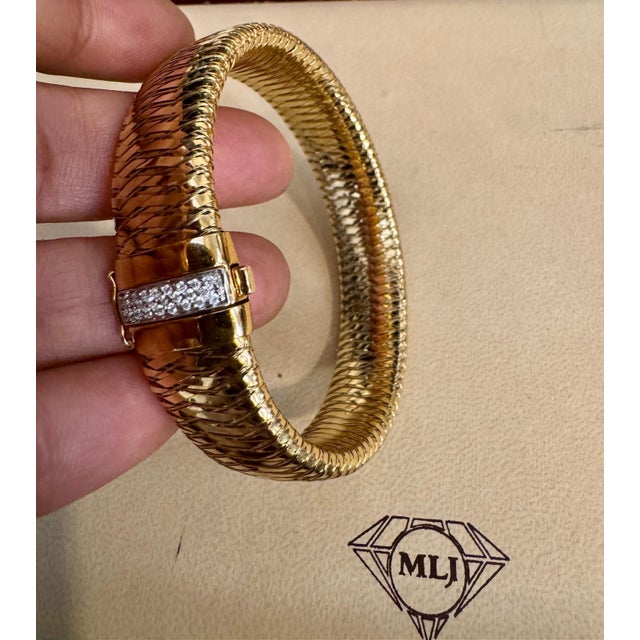 Roberto Coin Diamond Bangle Woven Bracelet 18 Karat Yellow Gold Estate, Medium For Sale - Image 10 of 18