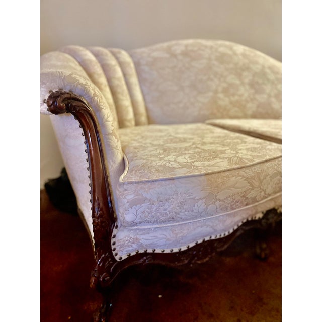 Vintage Floral Upholstered Loveseat – Classic & Elegant Beautiful vintage-style loveseat featuring a soft cream and blush...