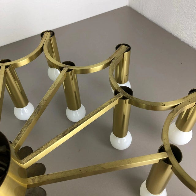Gigantic Brass 24 Bulb Flush Mount Ceiling Light in the style of Stilnovo, Italy, 1960s For Sale - Image 15 of 18