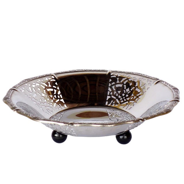 Stainless steel Feet in black plastic Embossed brand and adhesive label Excellent state of conservation This piece has an...