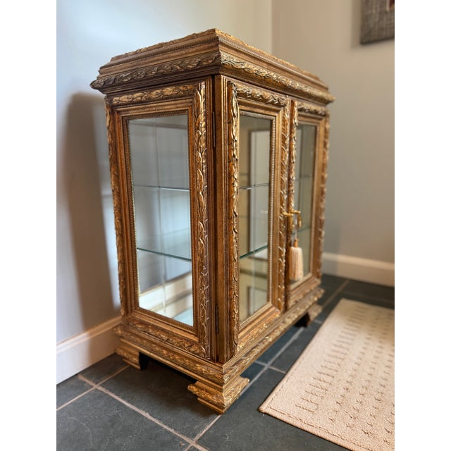 French 1960s Exquisite Gold Gilt Display Cabinet With Mirrored Interiors For Sale - Image 3 of 11