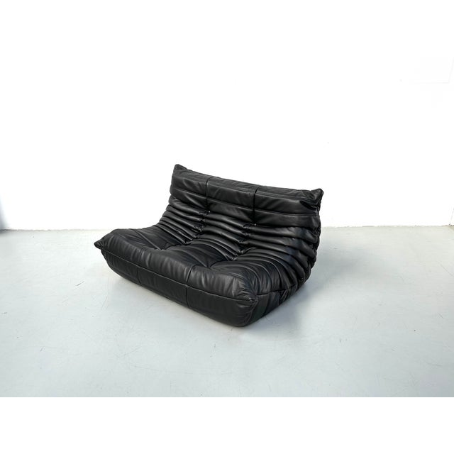 Mid-Century Modern French Togo 2-Seater Sofa in Black Leather attributed to Michel Ducaroy for Ligne Roset, 1970s For Sale - Image 3 of 12