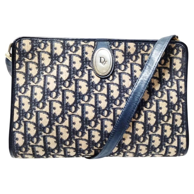 This beautiful vintage Christian Dior crossbody bag is a classic piece of fashion history, dating back to the 1980s. It...