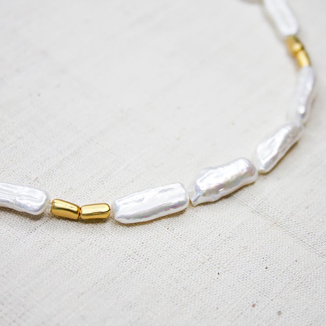 White Peonies Baroque Pearls Gold Bead Necklace For Sale In New York - Image 6 of 7