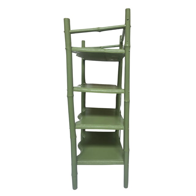 Chinoiserie 1970s Calke‑Green High‑Gloss Étagère • Bamboo‑Style Shelving • Chinoiserie Coastal For Sale - Image 3 of 9