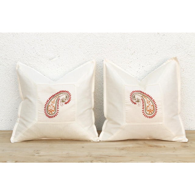 1990s Pair of Ambi Ivory Paisley Pillow Cover For Sale - Image 5 of 8
