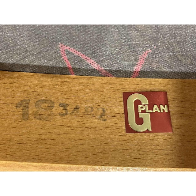 Suite de 6 chaises G-Plan en teck des années 70 - L=49cm, P=53cm, H=89cm, H assise=44cm. This piece has an attribution...