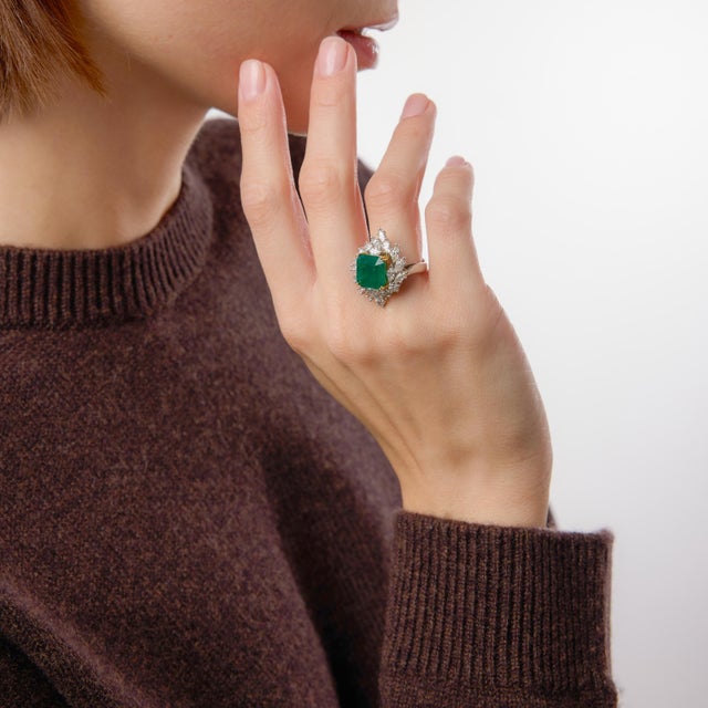 1990s Vintage 5.23 Carat Emerald Diamond Cocktail 18k Gold Ring, Size 6 For Sale - Image 5 of 6