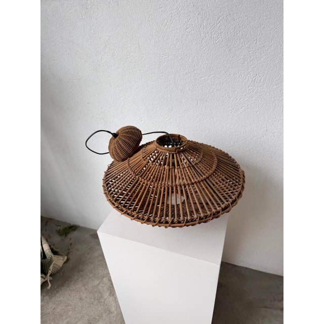 Very beautiful Italian wicker pendant light from the 60s, we love its very elegant shape, between conical and triangular....