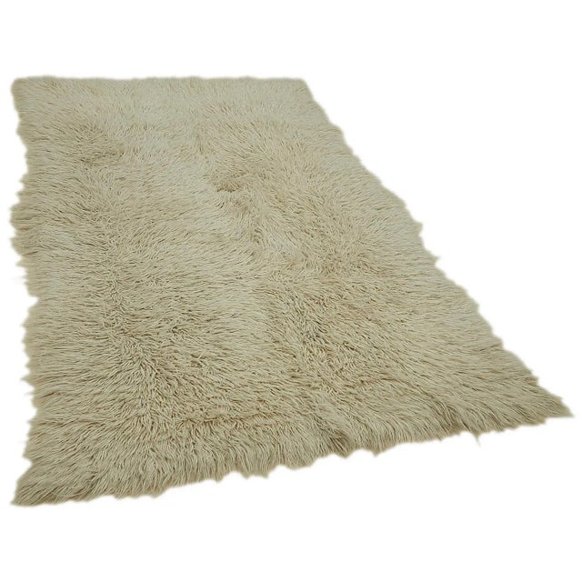 Tulu rugs, also known as Filikli rugs, bring a touch of Turkish tradition with their long, shaggy pile and plush texture....