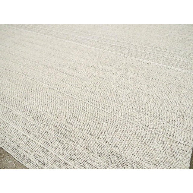 Beige Galerie Shabab Collection Mid-20th Century Handmade Turkish Flat-Weave Kilim Room Size Carpet in White For Sale - Image 8 of 10