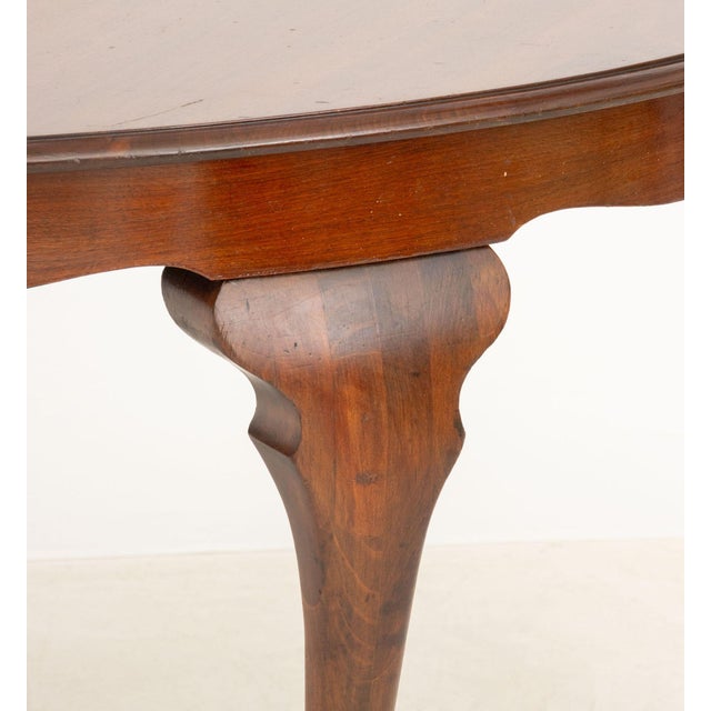 Queen Anne Style Vintage Mahogany Circular Dining Table For Sale In New York - Image 6 of 7