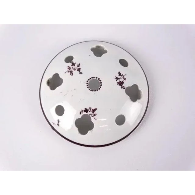 Early 19th Century 1810 - 1820 English Creamware Davenport Pearlware Vases - A Pair For Sale - Image 5 of 10