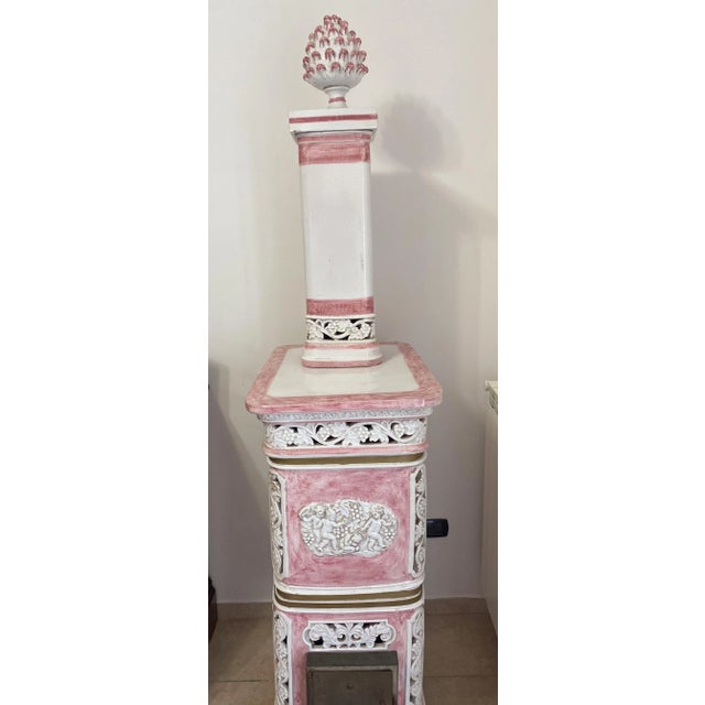 Majolica stove made by a Florentine company in the 1970s. It can run not only on wood but also on electricity. Excellent...