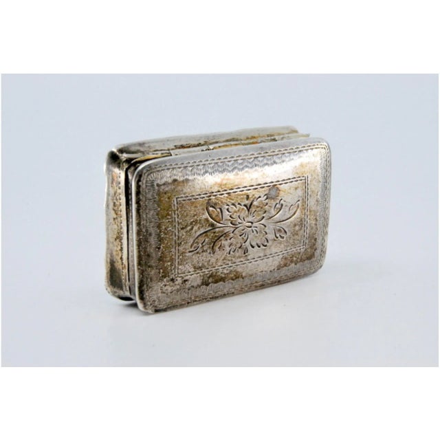George IV Silver and Gold Vinaigrette Box with Lid Engraving and Friezes For Sale - Image 4 of 9