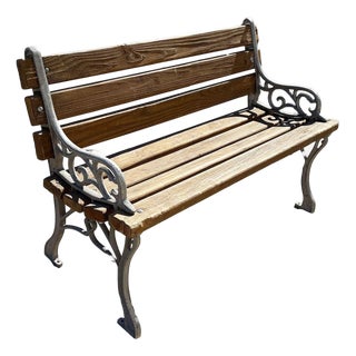 1900-1909 Restored Victorian Cast Iron & Wooden Lath Garden Bench W/ Vine Leaf Detail For Sale