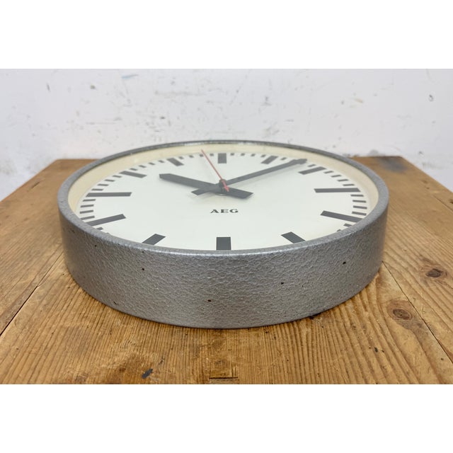 Gray Industrial German Grey Electric Station Wall Clock from Aeg, 1960s For Sale - Image 8 of 16