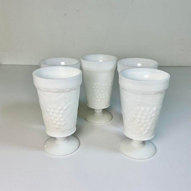 1950s Vintage Americana Arts & Crafts Boho Chic Milk Glass Pedestal Ice Tea Glasses - Set of 5 For Sale - Image 4 of 9