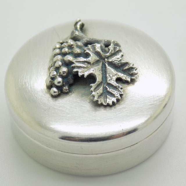 Italian Vintage Italian Handmade Genuine Silver Bunch of Grapes Decorated Pill Snuff Trinket Box For Sale - Image 3 of 9