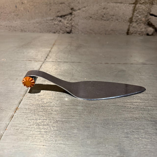 Vintage Chase Chrome and Bakelite Cake Pie Server Art Deco Modern For Sale In San Diego - Image 6 of 9
