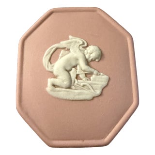 Vintage Wedgwood Pink Jasperware Octagonal Trinket Pill Box With Cupid Motif 2" For Sale