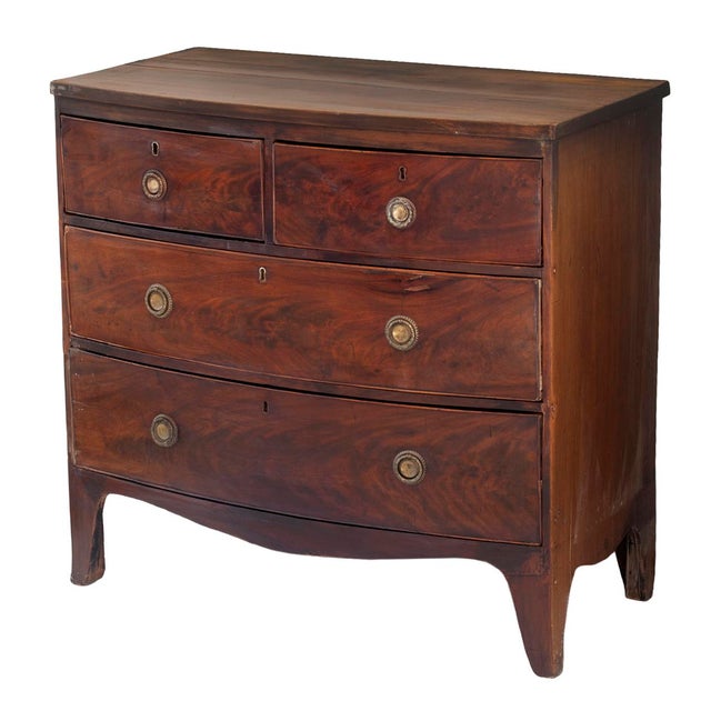 Early 19th-Century English George III Mahogany Bow-Front Chest of Drawers For Sale - Image 4 of 6