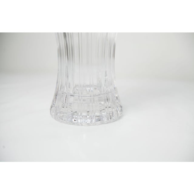Crystal vase signed Lisa Mori, Austria, in perfect condition with its flared neck and scalloped edges, measuring 24 cm...