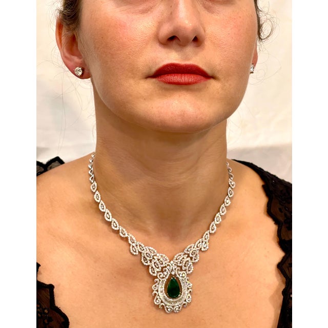 11 Ct Pear Shape Zambian Natural Emerald & 17 Ct Diamond Necklace 18 Karat Gold For Sale - Image 12 of 18