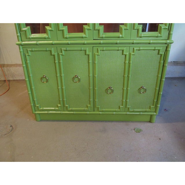 Vintage Drexel Painted Hollywood Regency /Chinoiserie Style China Cabinet For Sale In New York - Image 6 of 14