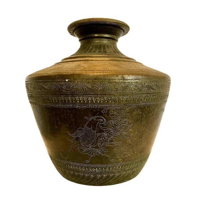 A Late 19th-Century Tamil Ritual and Utilitarian Bronze Water Vessel For Sale - Image 4 of 14