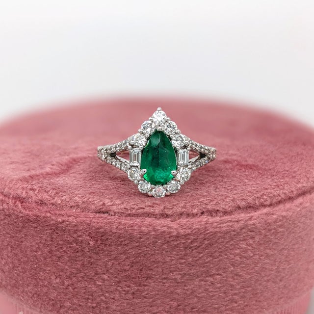 Contemporary GIA Certified Colombian Emerald Ring w Earth Mined Diamonds in Solid 14K Gold For Sale - Image 3 of 10