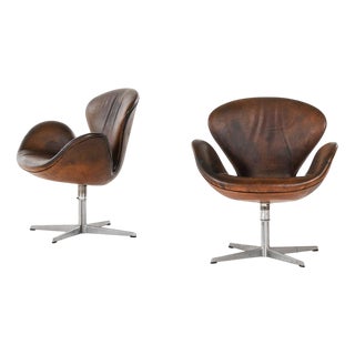 Easy Chairs in Aluminium and Leather by Arne Jacobsen, 1970s, Set of 2 For Sale