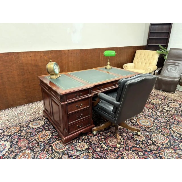 English Chesterfield Partners Desk, in Very Good conditions. Designed 1920 to 1949