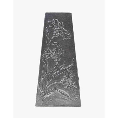 Art Nouveau Pewter Vase. Dimensions : H 24 x L 12 x D 11 cm. Upper part : 7 x 7 cm. Very good condition.