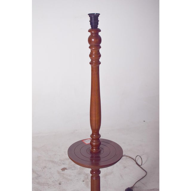 This Danish wooden floor lamp from the 1950s exemplifies the functionality and elegance of Scandinavian mid-century...