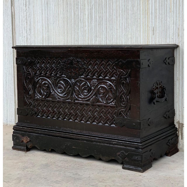 Mid 19th Century Spanish Baroque Walnut Trunk with Handcarved Decoration For Sale - Image 4 of 18