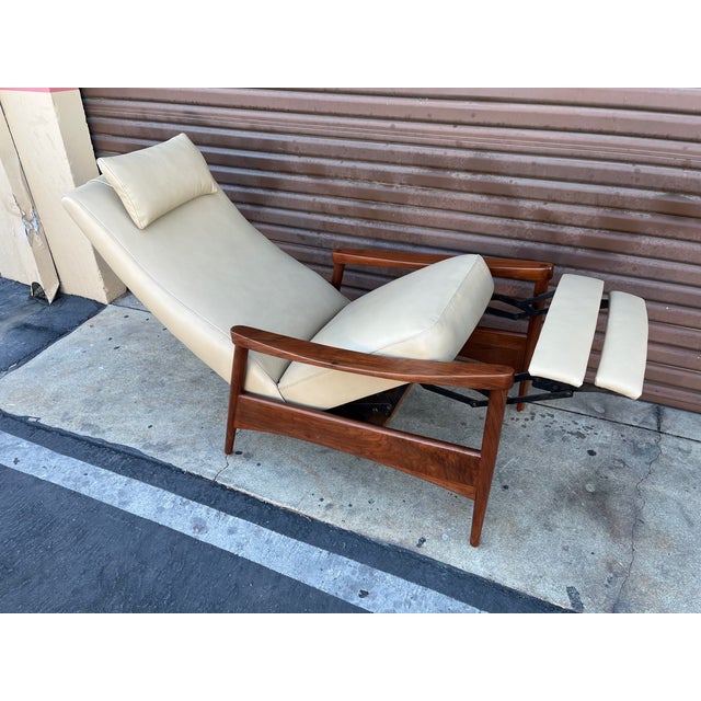 1960s Vintage Mid Century Modern Leather Recliner For Sale - Image 5 of 6