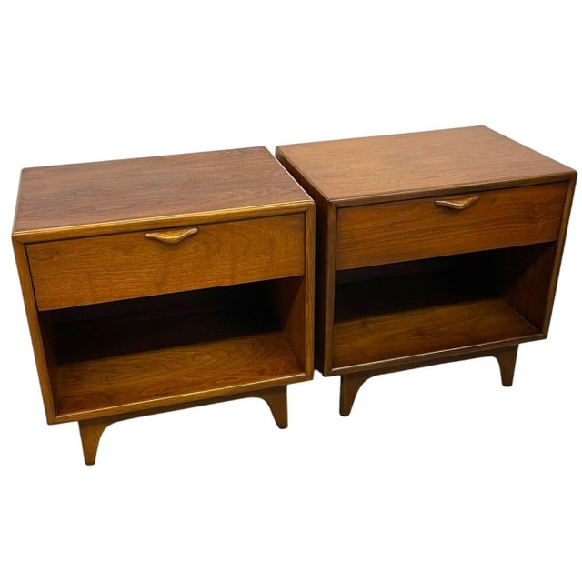 Mid-Century Modern 1990s Pair of Lane Mid Century Modern Nightstands / End Tables With Drawer and Open Shelf For Sale - Image 3 of 9