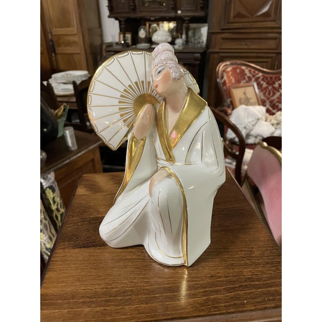Limoges Porcelain Chinese Woman with Fan, 1930s, in Very Good conditions. Designed 1920 to 1949