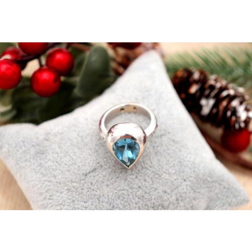 18 Karat White Gold Ring with Brilliant Cut Diamonds and Pear-Shaped Blue Topaz For Sale - Image 3 of 8