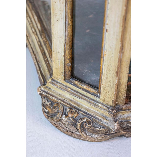 Gold Petite 18th Century Venetian Painted Wood Rococo Vitrine with Carved Crest For Sale - Image 8 of 10