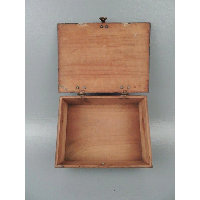 Offered here for your consideration is an folky, antique painted American lift lid box. It's about the size of a cigar box...